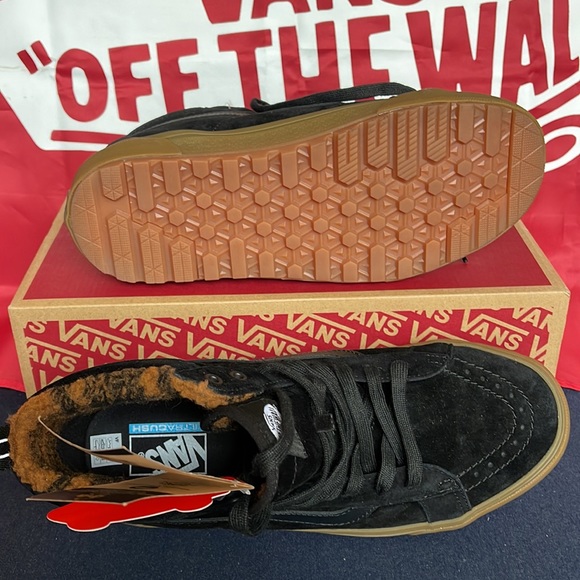 Vans WMNS Sk8-Hi Mte-1
Black/Gum
VNOA5HZYB9M
boots - sneakers - athletic shoes - Picture 4 of 16